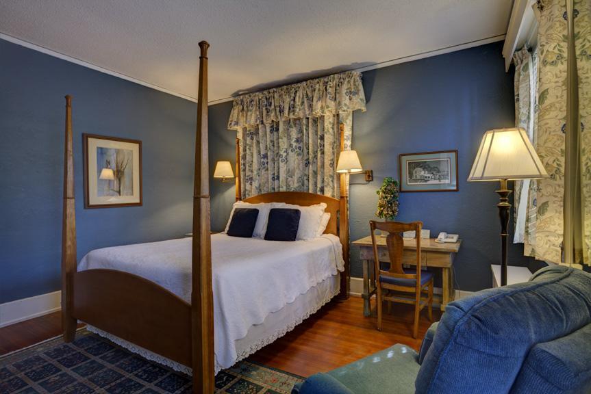 Brown Street Inn Bed And Breakfast ไอโอวาซิตี ภายนอก รูปภาพ